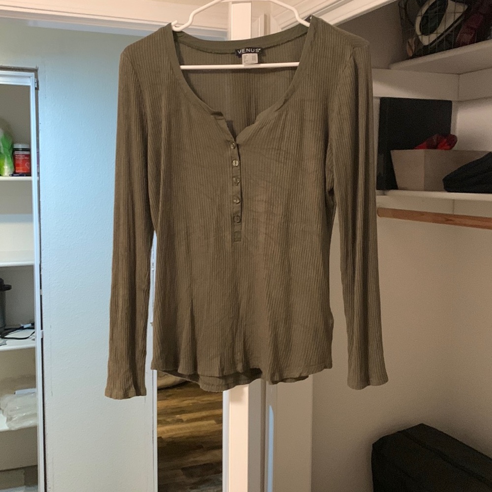 Venus v-neck shirt
